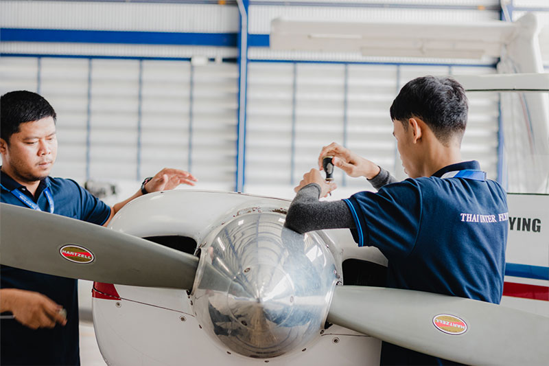 tif-mechanic-checking-propeller2