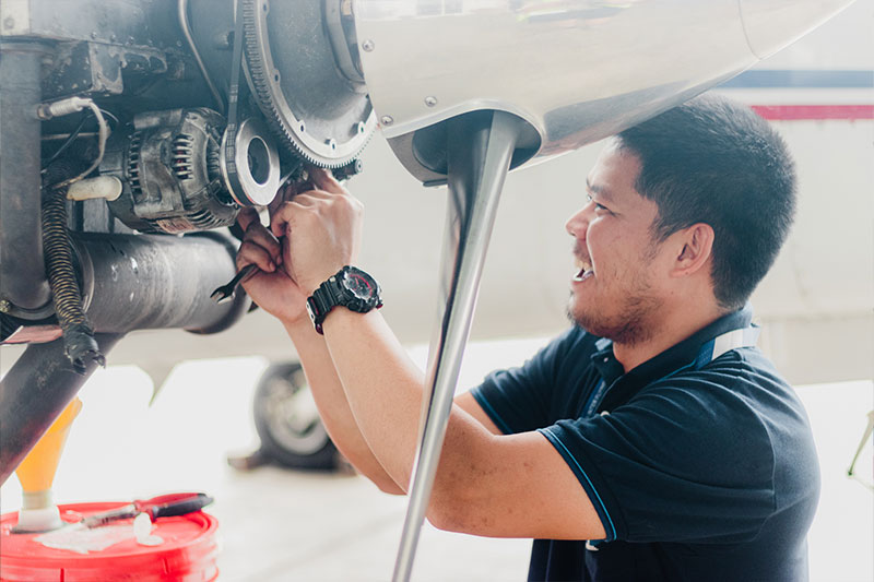 tif-mechanic-checking-propeller3